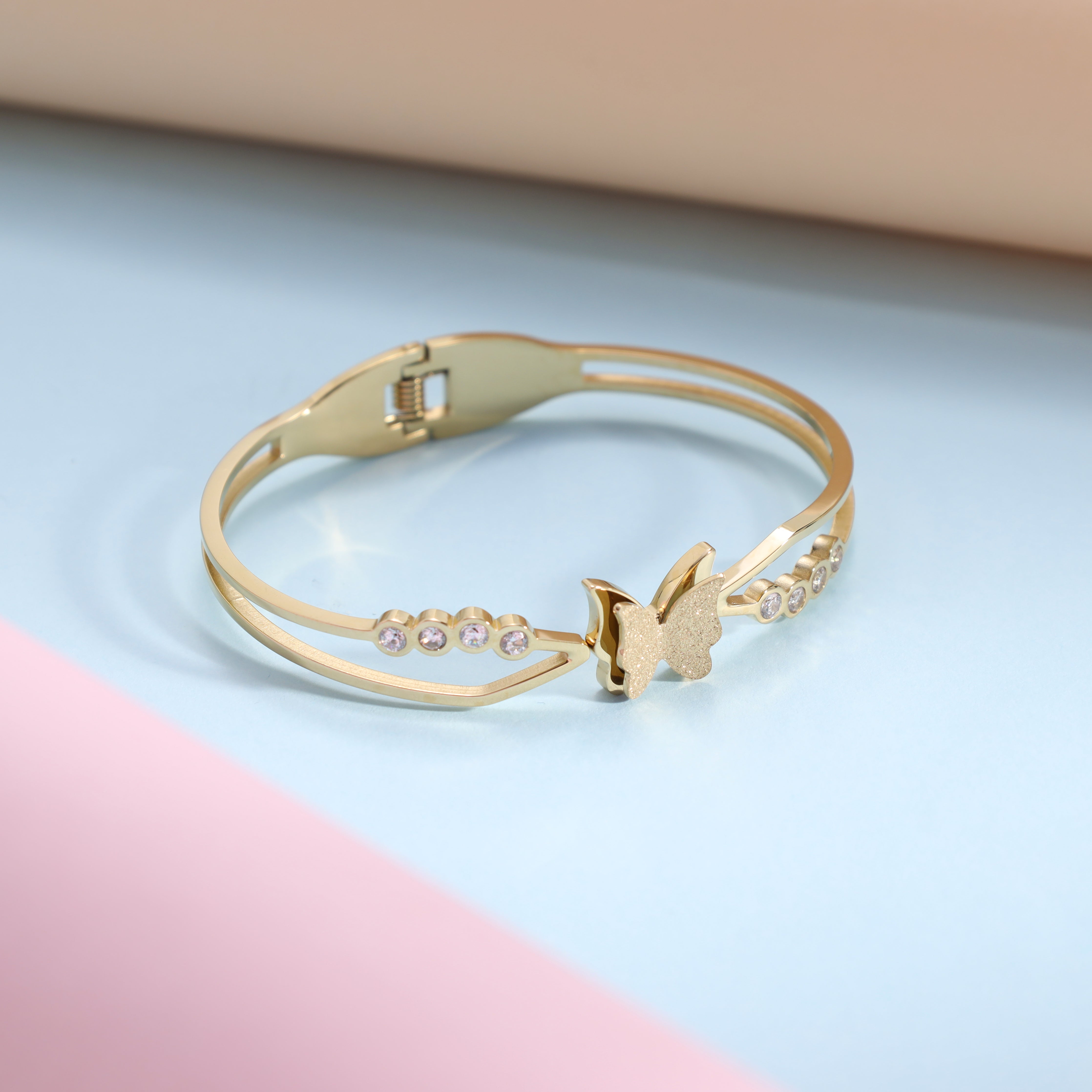 Armreifen armband mit Schmetterling design aus Edelstahl 18K Vergoldet - Taipan Schmuck