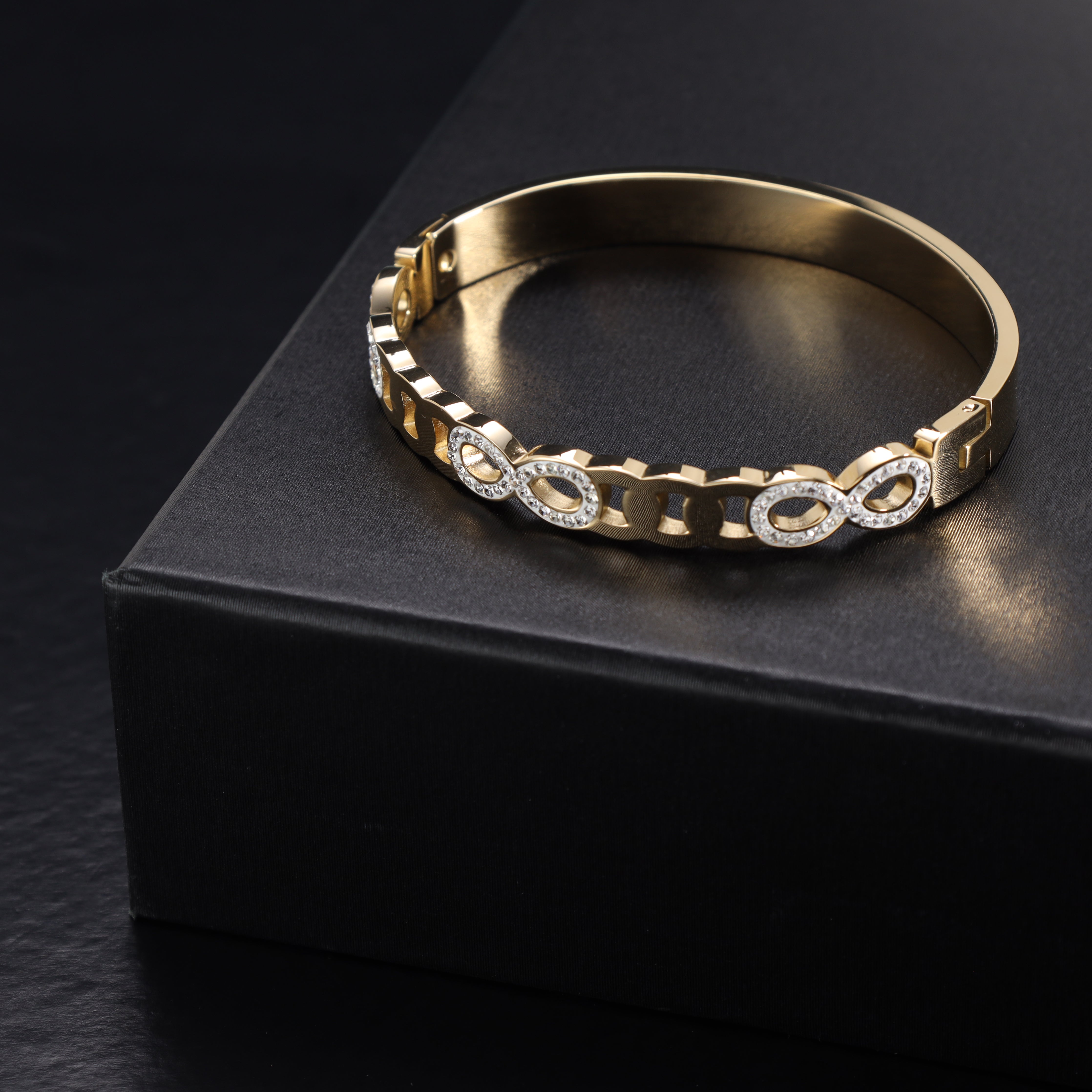 Armreifen armband mit Infinity design aus Edelstahl 18K Vergoldet - Taipan Schmuck