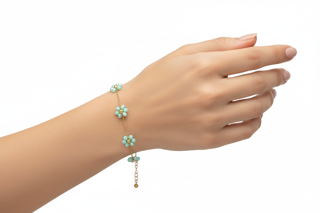 Frau trägt türkisfarbenes Blüten-Armband