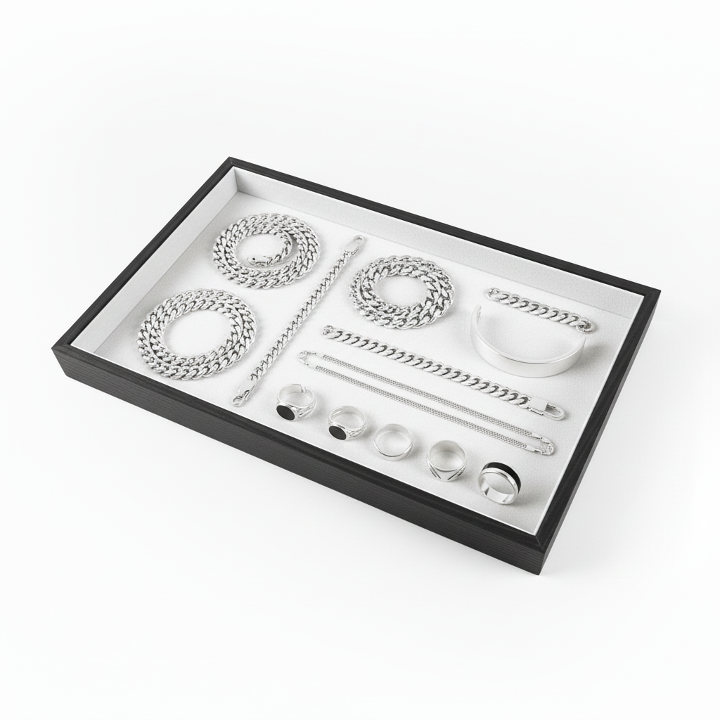 Schmucktablett mit Silberschmuck