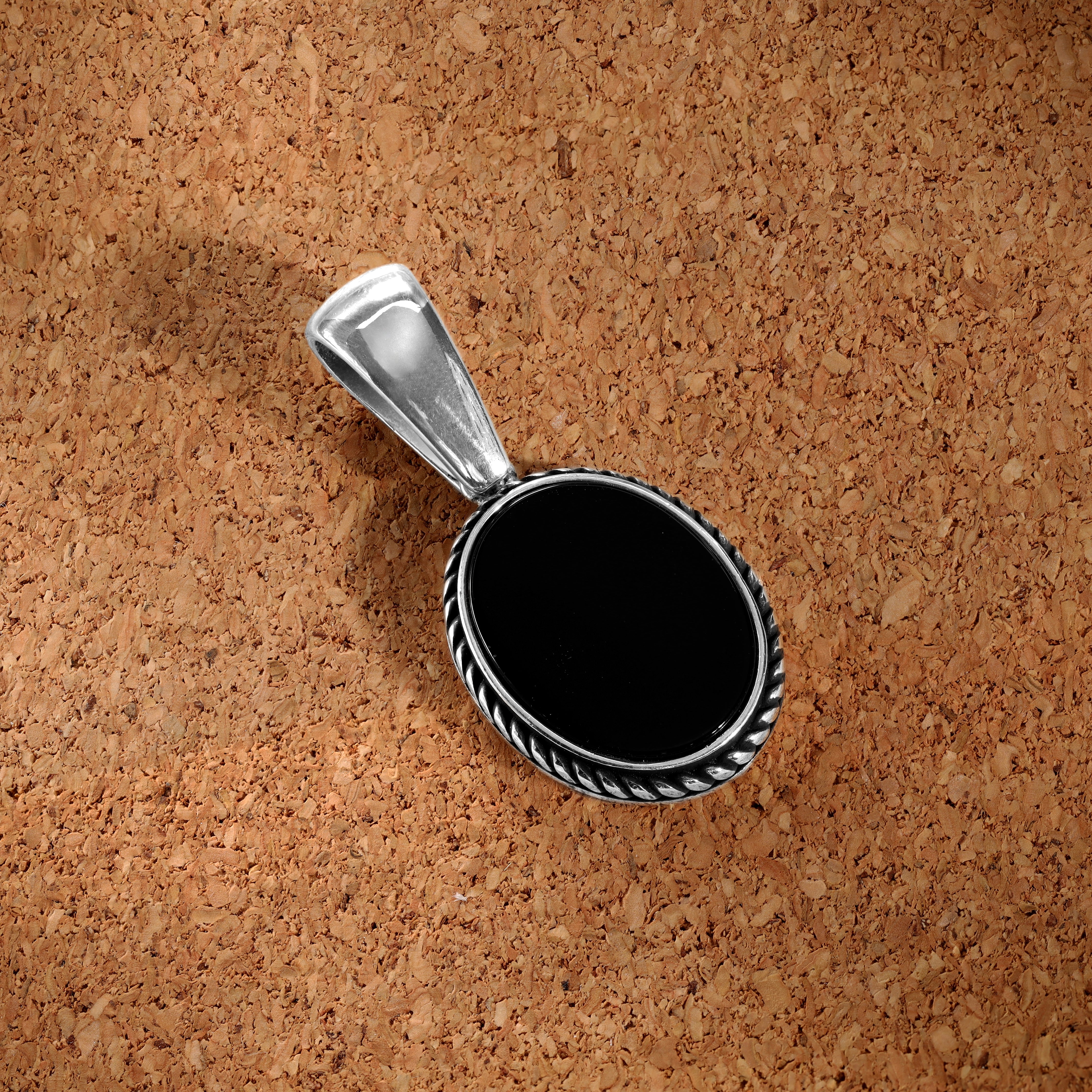 Ovaler Anhänger mit schwarzem Stein aus 925 Sterlingsilber oxidiert (PE298) - Taipan Schmuck
